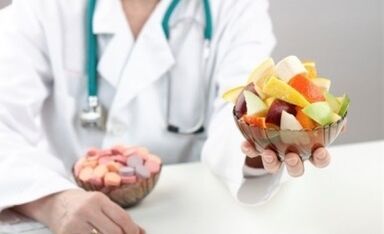 Nutricionist s voćnom salatom