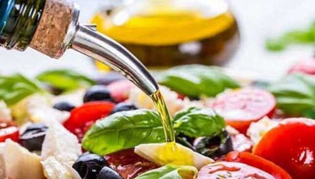 salata od povrća s biljnim uljem jelo mediteranske prehrane